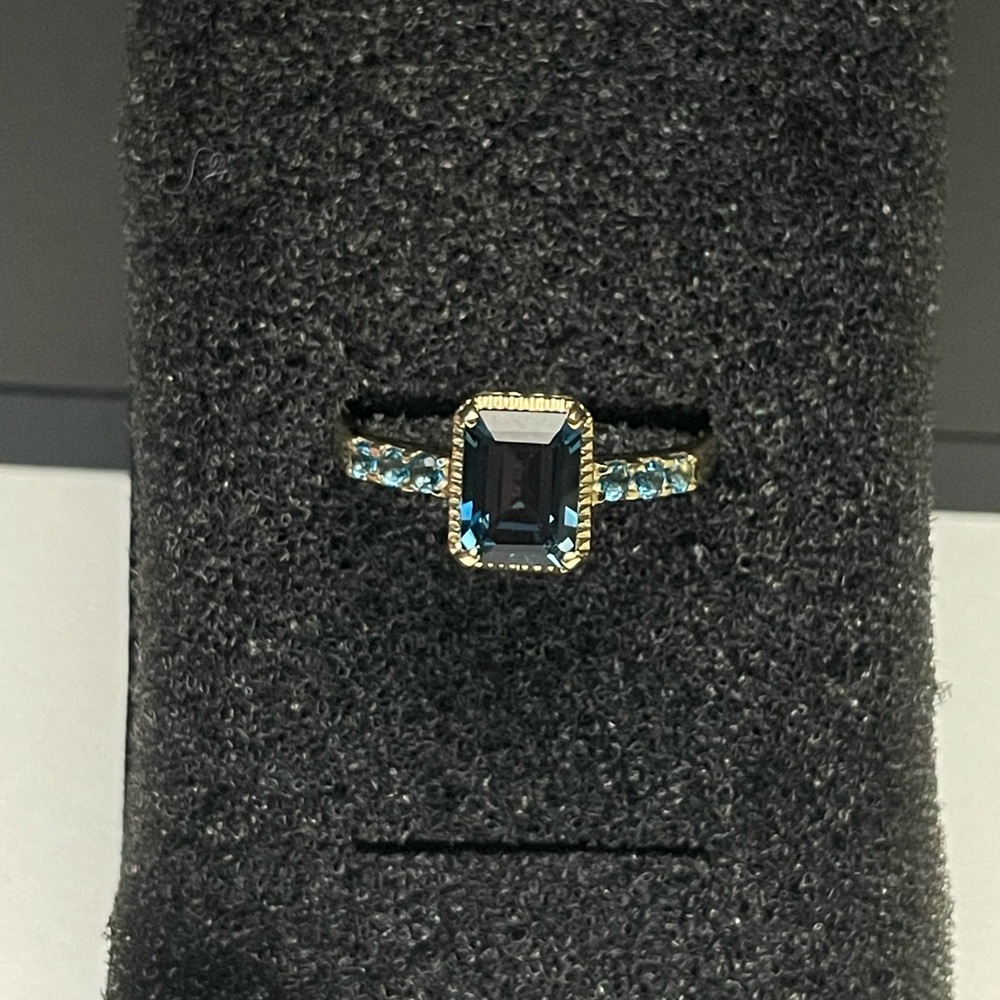 Sz10.25 14k solid gold ring with unknown gemstones